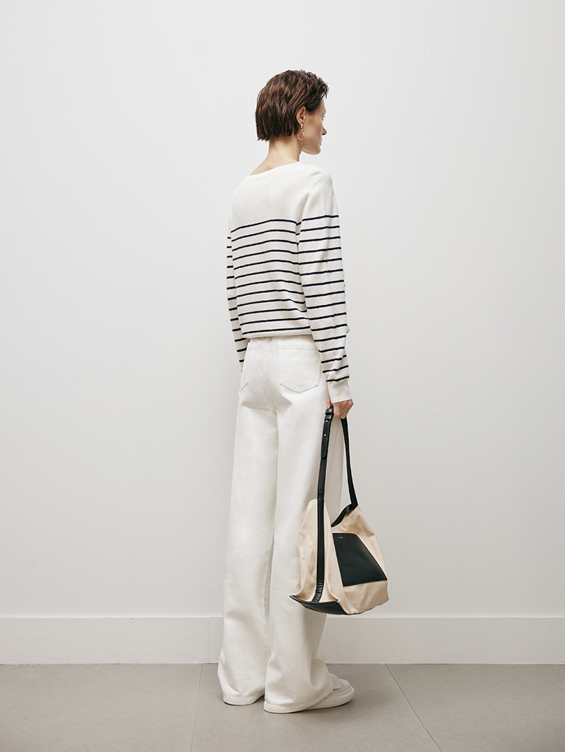 White cashmere sweater with round neck, striped