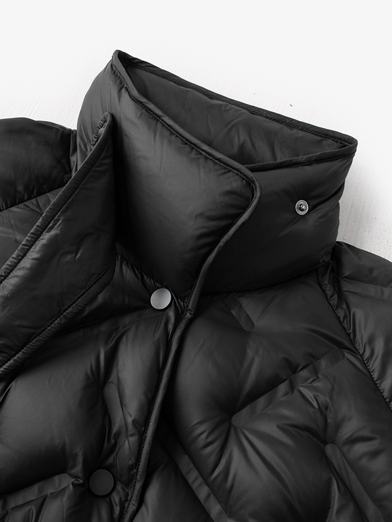 Veste mi-longue noire à capuche et ceinture en duvet